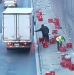 Un registro en vivo de Meganoticias captó a automovilistas retirando bebidas caídas de un camión en la Autopista Central tras un accidente, una conducta que la ley califica como hurto por hallazgo, generando así un nuevo corte del tránsito.