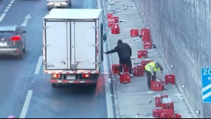 Registro capta a automovilistas llevándose bebidas caídas de un camión en la Autopista Central