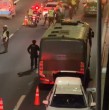 El hecho ocurrió en la intersección de Gran Avenida José Miguel Carrera con Américo Vespucio, cuando un bus de Gendarmería que trasladaba a tres internos con destino al Centro de Detención Preventiva (CDT) de Puente Alto fue abordado por un vehículo.