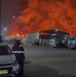 Bomberos declaró tercera alarma por un incendio que afecta a la empresa Panimex, en Quilicura. Voluntarios trabajan para controlar la emergencia en una planta de productos químicos.