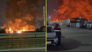 Incendio de gran magnitud afecta a empresa química en Quilicura: Bomberos trabaja para controlar la emergencia