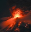 Guatemala declaró alerta anaranjada e inició evacuaciones tras una fuerte erupción del volcán de Fuego. Revisa las medidas preventivas, suspensión de clases y carreteras cerradas.