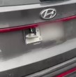 Un video difundido por Carabineros muestra el dispositivo electrónico que ocultaba la placa patente de un vehículo fiscalizado en el Aeropuerto de Santiago. El conductor fue detenido durante un procedimiento policial.