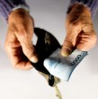 El Beneficio por Años Cotizados entrega un aporte mensual a pensionados que cumplen ciertos requisitos. Conoce en qué casos el pago puede suspenderse, interrumpirse o terminar.
