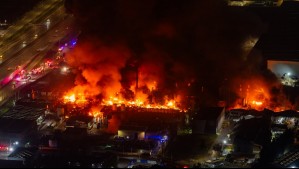 Incendio en empresa de Quilicura: Delegado Presidencial informa desvíos en la Ruta 5 y descarta por ahora suspensión de clases