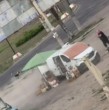 Un impactante video muestra cómo un dron ruso persiguió y atacó a un vendedor de verduras en Ucrania. El hombre sobrevivió al impacto y Kiev acusa a Rusia de intentar cometer un crimen de guerra.