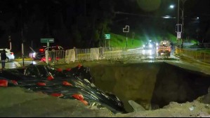 Gigantesco socavón mantiene en alerta a Constitución: Autoridades monitorean el sector por nuevas lluvias