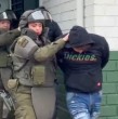 Carabineros detuvo a siete sujetos en el Barrio Chino de Lo Espejo tras sorprenderlos con armas de fuego. También, se les incautó munición, drogas y ampollas de fentanilo.