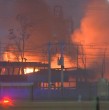 El incendio en una empresa de químicos en Quilicura continúa activo y mantiene un amplio operativo de Bomberos. Se suspendieron las clases en la comuna, persiste un perímetro de seguridad de 800 metros y la empresa enfrenta un sumario sanitario