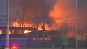 Incendio en Quilicura sigue activo: Suspenden clases, mantienen perímetro de seguridad y empresa enfrenta sumario sanitario