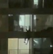 Un hombre es intensamente buscado tras ser acusado de atacar a su expareja y prenderle fuego al interior de un departamento en Santiago. La víctima sufrió quemaduras en el 22% de su cuerpo y el caso es investigado como un femicidio frustrado.