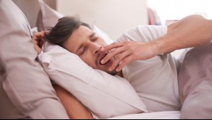 ¿Te despiertas siempre a las 3 de la mañana?: Doctora explica por qué ocurre y cuándo puede ser una señal de alerta