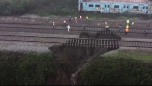 Socavón de 15 metros interrumpe la vía férrea en Hualqui y obliga a suspender el servicio de tren Corto Laja