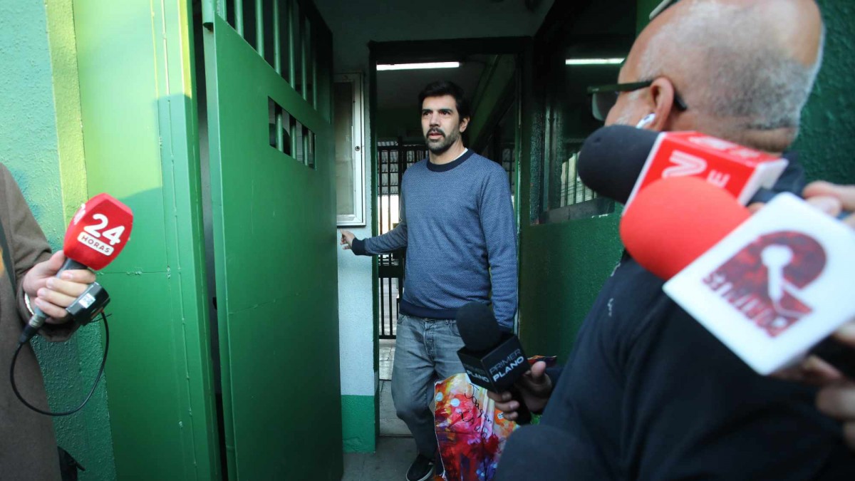 Video | Así fue la caótica salida de Joaquín Lavín León de Capitán Yáber tras dejar la prisión preventiva