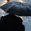 Alejandro Sepúlveda adelantó que Santiago tendrá nieblas, abundante nubosidad y la posibilidad de precipitaciones durante la madrugada del sábado. Además, advirtió que el domingo sería la jornada más fría.