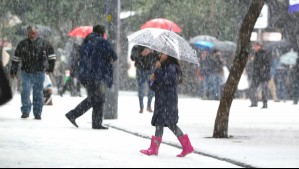 Lloverá con frío en Santiago: En estas comunas de la RM podría caer nieve este sábado