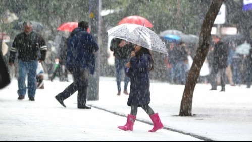 Lloverá con frío en Santiago: En estas comunas de la RM podría caer nieve este sábado