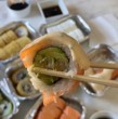 Una creadora de contenido japonesa que vive en Chile se hizo viral tras probar por primera vez el sushi nacional. El queso crema, el sushi frito y un inesperado ingrediente marcaron su experiencia.
