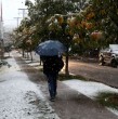 La llegada de un sistema frontal frío a la Región Metropolitana no solo traerá lluvias, sino que también podría dejar nieve y aguanieve en algunos sectores precordilleranos de la capital como Las Condes, Lo Barnechea y Peñalolén.
