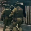 Carabineros detuvo a cuatro personas: Un chileno de 46 años con antecedentes policiales, un ciudadano cubano de 33 años; y dos venezolanos de 30 años y 31 años por robo con secuestro en abril.