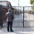 Un vecino de Maipú que debe dializarse tres veces a la semana logró un fallo favorable en la Corte Suprema tras quedar bloqueado por rejas instaladas sin permiso en su pasaje. Conoce todos los detalles en la siguiente nota.