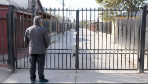 No podía entrar a su casa tras la diálisis: Vecino ganó demanda y Municipalidad de Maipú deberá retirar las rejas de su pasaje