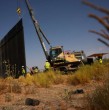 Las protestas contra el denominado muro inteligente impulsado por Donald Trump continúan en distintos puntos de la frontera entre Estados Unidos y México. Conoce todos los detalles del megaproyecto.