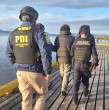 Un hombre de 46 años, imputado por promover la explotación sexual de una menor y por violación, fue capturado en una isla de Magallanes tras un operativo que implicó 10 horas de navegación. Quedó en prisión preventiva.