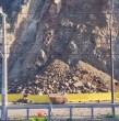 Este sábado, un derrumbe registrado en un cerro del sector de Recreo en Viña del Mar mantiene con restricciones de tránsito la Avenida España, ruta costera que es la principal vía de conexión con la ciudad de Valparaíso. ¡Revisa los videos!