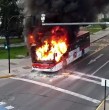 La tarde de este sábado, Bomberos trabaja para controlar el fuego en un bus eléctrico del sistema RED Movilidad que se incendió en la comuna de Providencia, Región Metropolitana. ¡Detalles!