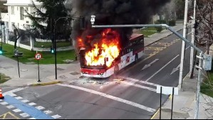 Bus eléctrico del sistema RED se incendia en la comuna de Providencia: Bomberos atiende la emergencia