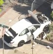 Dos hermanos de 7 y 4 años de edad tomaron el vehículo de sus padres en la ciudad de Oakland, California, al oeste de Estados Unidos, y terminaron protagonizando un accidente de tránsito que dejó en estado crítico a una mujer de 31 años. ¡Detalles!