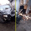 Un vehículo terminó incrustado en una vivienda durante la madrugada de este domingo en la comuna de Coelemu, Región de Ñuble. El accidente ocurrió cerca de las 04:30 horas, cuando el conductor perdió el control en una curva.