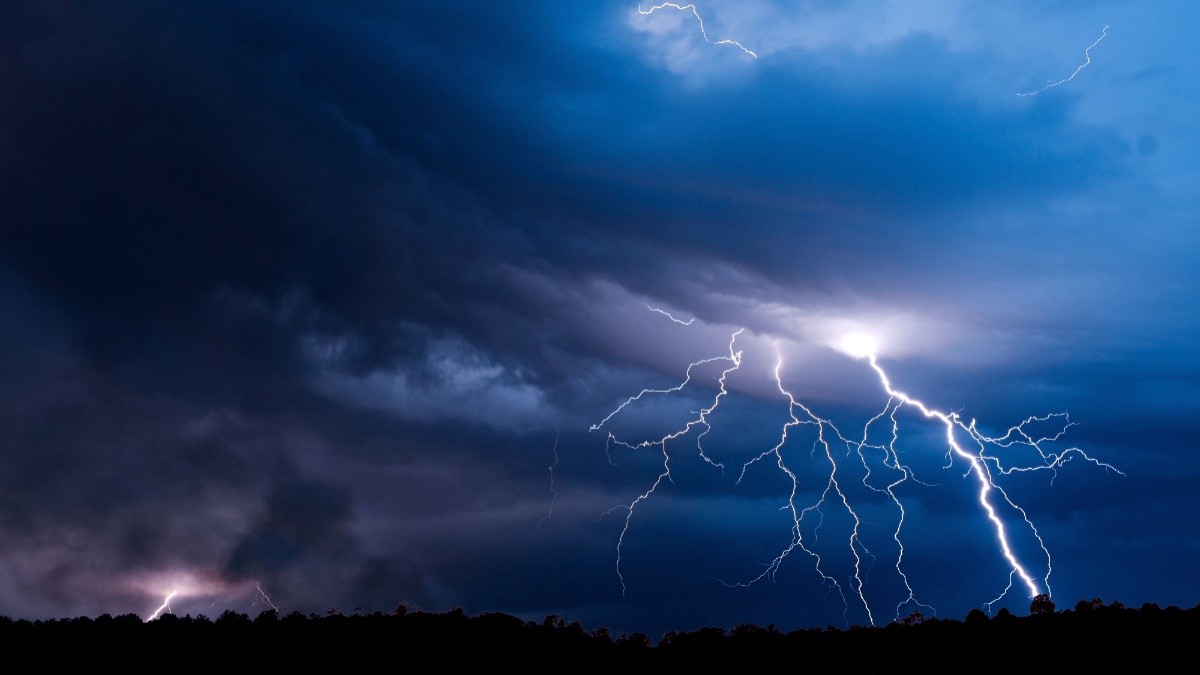 Meteorología actualiza avisos por tormentas eléctricas y heladas en diversas regiones del país