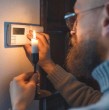 La compañía Enel anunció una serie de cortes de luz programados en sectores de nueve comunas de la Región Metropolitana para este lunes 10 de agosto. La medida responde a trabajos en la red eléctrica y podría extenderse por hasta ocho horas.