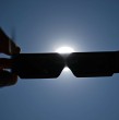El esperado fenómeno astronómico podrá observarse de manera presencial solo desde determinadas zonas del hemisferio norte. Desde Chile no será visible, sin embargo hay alternativas para seguir el eclipse en directo a través de internet.