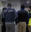 Fiscalizan ópticas en Santiago Centro para revisar patentes, permisos y antecedentes tributarios. El alcalde Mario Desbordes anunció que el municipio también revisará los llamados cafés con piernas.