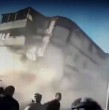 Videos muestran la fuerza del terremoto de magnitud 7,4 que sacudió Colombia, con edificios colapsados y personas evacuando en medio del fuerte movimiento. Revisa las imágenes.
