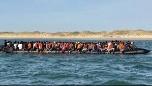 Récord de 230 migrantes intentan llegar al Reino Unido en una sola embarcación