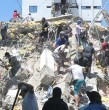 Socorristas y voluntarios en Colombia remueven escombros con las manos en una carrera contra el tiempo para hallar a sobrevivientes del terremoto más fuerte de la última década en ese país.