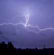Conoce detalles sobre la alerta emitida por la Dirección Meteorológica de Chile por tormentas eléctricas en zonas de una región del norte de Chile. Hay probabilidad de granizos y fuertes rachas de viento.