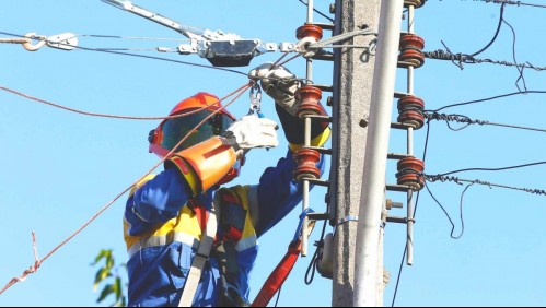 Hasta ocho horas sin suministro: Programan cortes de luz en 10 comunas de la RM para este jueves