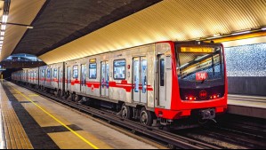 Tras estar unos minutos cerrada: Metro de Santiago restablece servicio en estación de la Línea 2