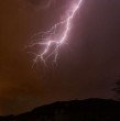 La Dirección Meteorológica de Chile (DMC) actualizó un aviso por probables tormentas eléctricas desde la mañana de este jueves 13 de agosto hasta la noche del viernes 14. Conoce las zonas donde ocurrirá el fenómeno.