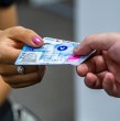 La TNE digital tendría su primer piloto en la Región Metropolitana. Junaeb aún evalúa cómo funcionará el sistema, mientras la tarjeta física seguirá vigente y ambas modalidades convivirán durante la transición.