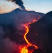 Las erupciones del volcán Etna han obligado a cancelar cerca de 1.000 vuelos y desviar otros 350 en Sicilia, Italia, desde el 6 de agosto, afectando a unos 100.000 pasajeros.