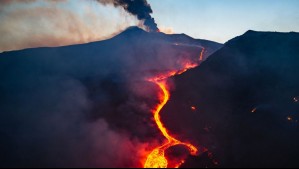 Impactantes registros y una suma de 1000 vuelos cancelados: Las erupciones del volcán Etna provocan emergencia en Italia