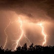 Conoce detalles sobre la intensa lluvia y truenos que se registran en la noche de este jueves en varias comunas de Santiago. La situación fue alertada en redes sociales.