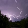 La Dirección Meteorológica de Chile (DMC) amplió un aviso por tormentas  eléctricas a tres días de duración. Dejará fuertes vientos e intensas precipitaciones en un corto período de tiempo en 7 regiones del país, incluida la Región Metropolitana.
