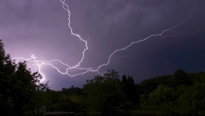 Meteorología amplía aviso de tormentas eléctricas a tres días: Se registrarán fuertes rachas de viento en zonas de 7 regiones